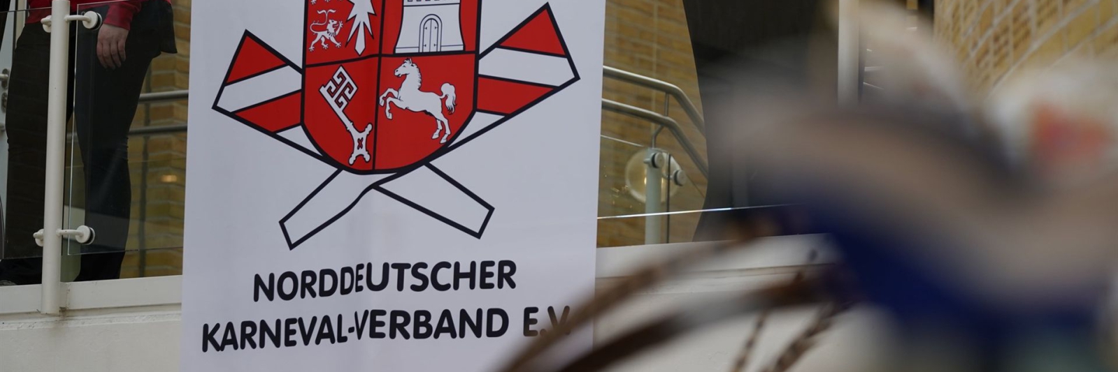 Ein Banner des Norddeutschen Karnevalverbandes zeigt das Vereinslogo mit drei Wappen und den Namen des Verbandes.